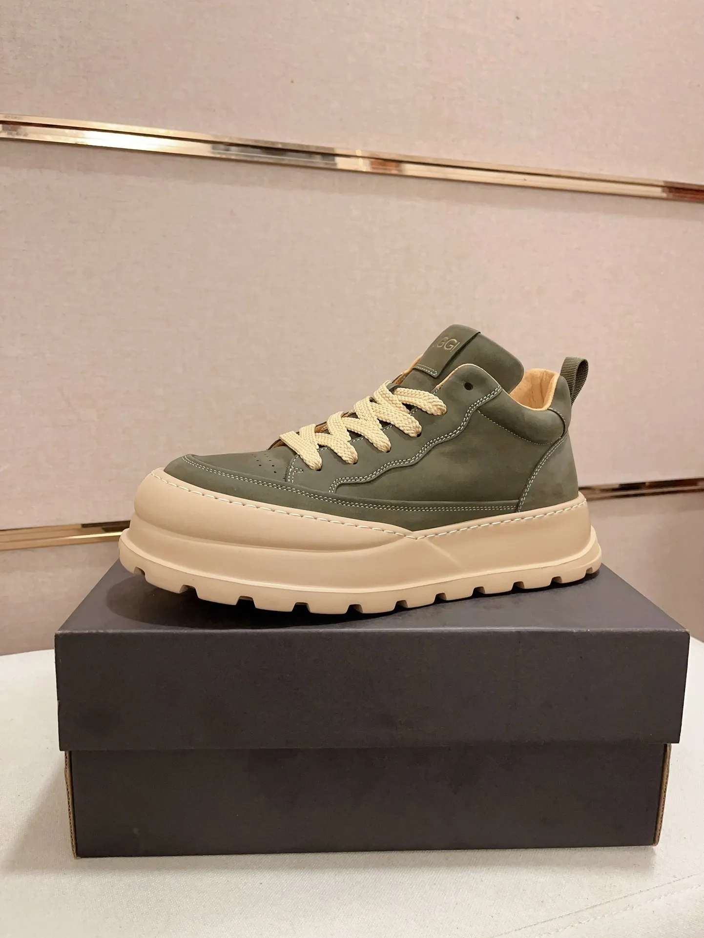 Factory price: 800💰North American men's shoes Ugg ☃️In the special sale of new high-quality men's shoes snow boots in autumn and winter, the nemesis of extreme cold weather! Made of cowhide leather, merino wool lining, and original outsole, whether driving, outdoor or daily wear, there is always one that suits you! Code number 39-44